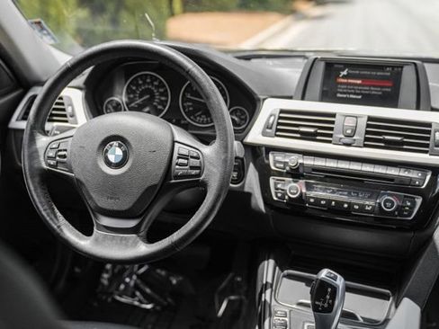 Used 2018 BMW 320i xDrive Sedan AWD/4WD image 25