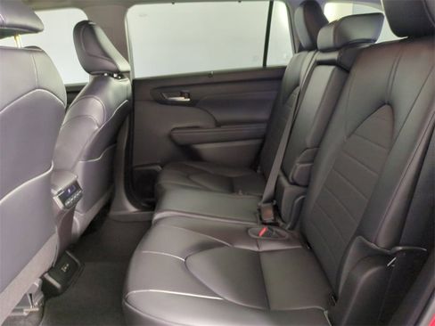 Used 2022 Toyota Highlander XLE image 16