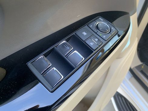 Used 2020 Lexus LX 570 4WD w/ 3rd Row & Luxury Pkg image 15