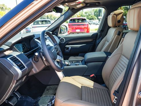 Certified 2025 Land Rover Discovery Dynamic SE AWD/4WD image 20