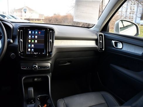 Used 2025 Volvo XC40 B5 Core image 18