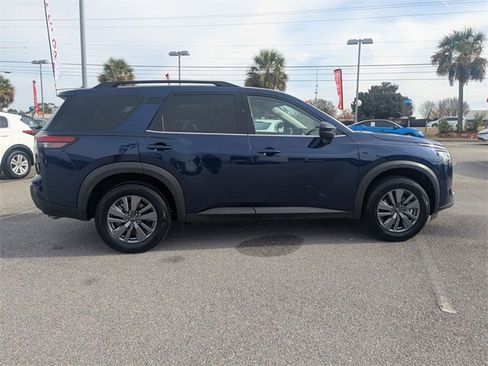 Used 2025 Nissan Pathfinder SV image 2