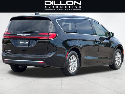 Used 2025 Chrysler Pacifica Select FWD image 4