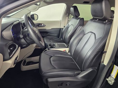 Used 2024 Chrysler Pacifica Touring-L image 21