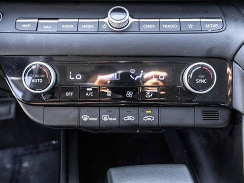 Used 2024 Hyundai Elantra SEL FWD image 17