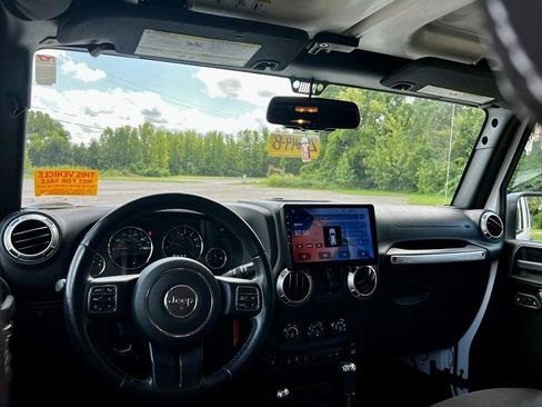 Used 2016 Jeep Wrangler Unlimited Rubicon w/ Dual Top Group AWD/4WD image 16