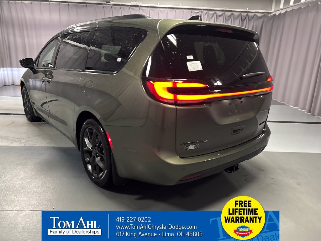 New 2027 Chrysler Pacifica Limited FWD image 5