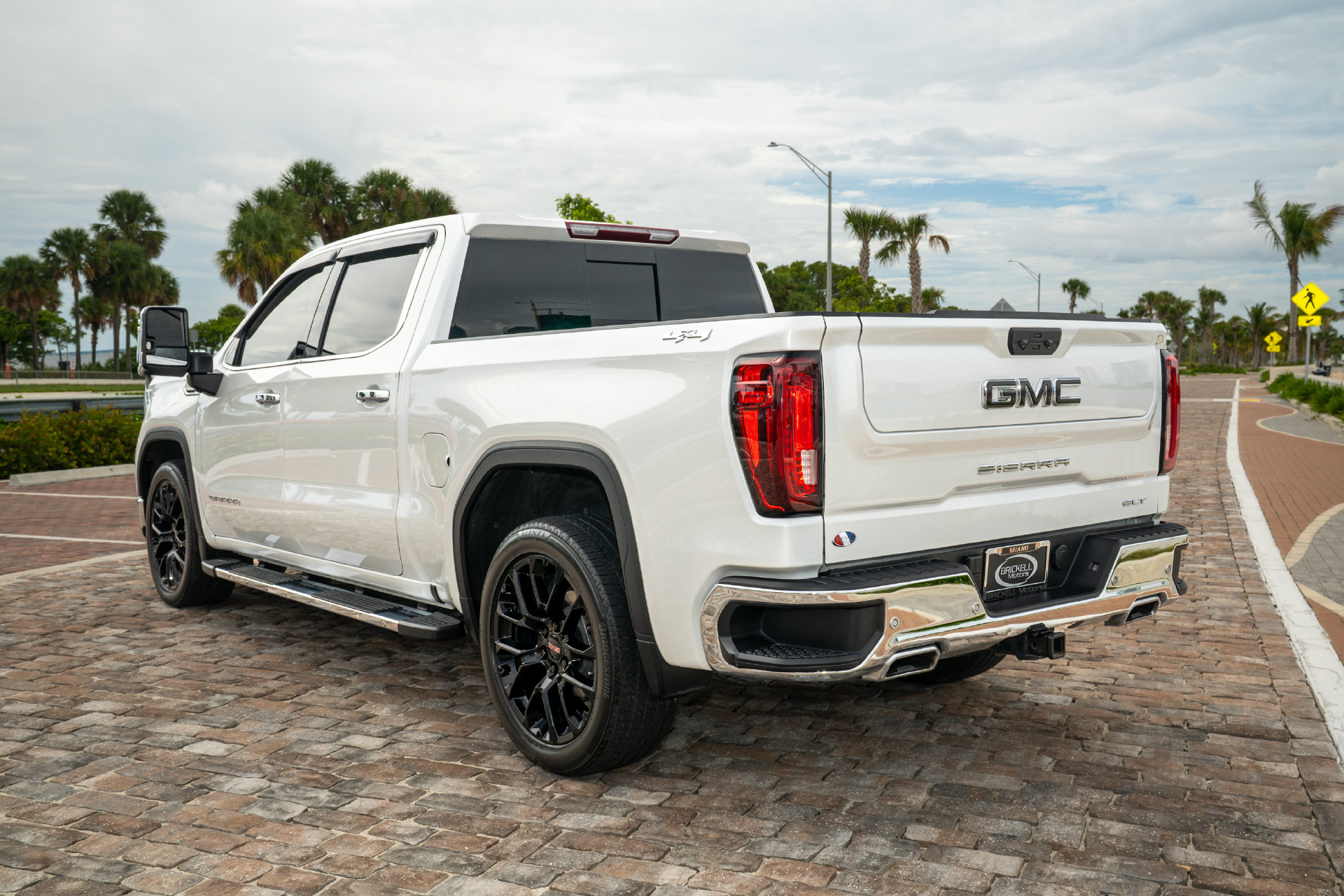 Used 2025 GMC Sierra 1500 SLT w/ SLT Premium Plus Package AWD/4WD image 9