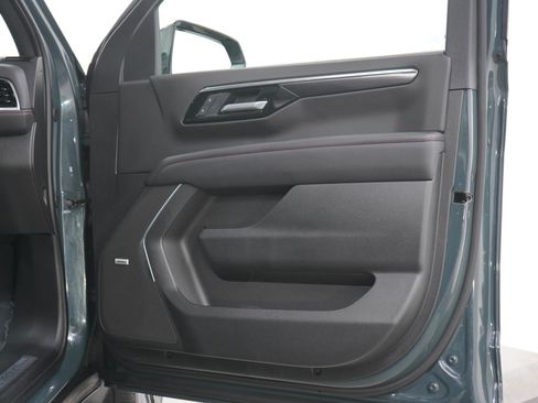Used 2025 Chevrolet Suburban RST w/ RST Capability Package AWD/4WD image 11