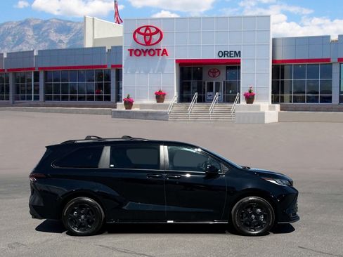 Used 2025 Toyota Sienna XLE Woodland Edition AWD/4WD image 3