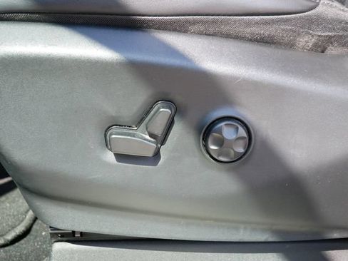 Used 2023 Chrysler Pacifica Touring-L FWD image 12