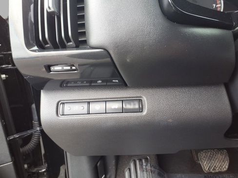 Used 2025 Nissan Pathfinder SV image 13