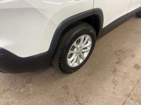 Certified 2022 Jeep Cherokee Latitude Lux w/ Sun & Sound Group image 18