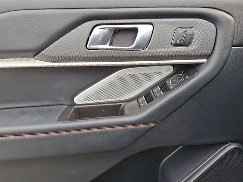 Used 2025 Ford Explorer ST image 6