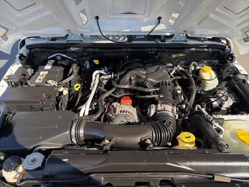 Used 2015 Jeep Wrangler Unlimited Rubicon w/ Connectivity Group image 10