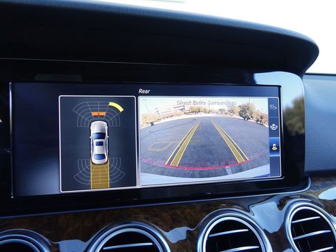 Used 2017 Mercedes-Benz E 300 4MATIC image 9