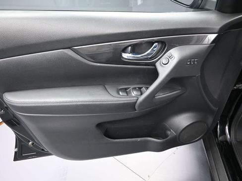 Used 2018 Nissan Rogue SV w/ Premium Package image 10