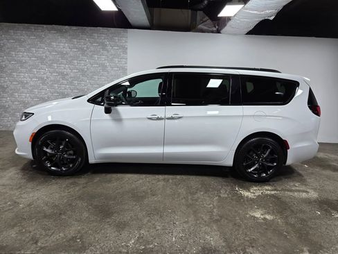Used 2024 Chrysler Pacifica Touring-L w/ S Appearance Package AWD/4WD image 2