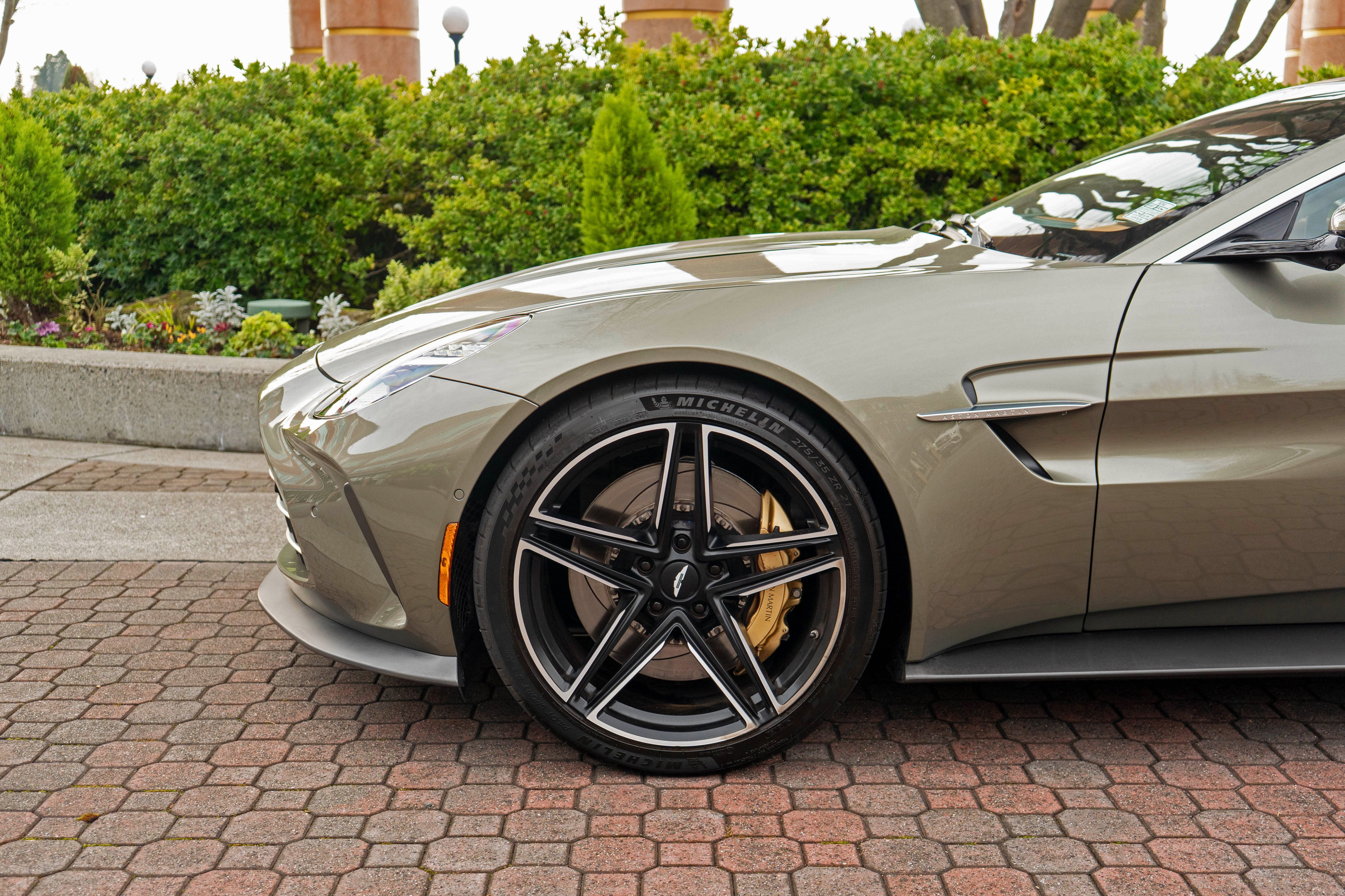 Used 2025 Aston Martin V8 Vantage Coupe RWD image 4