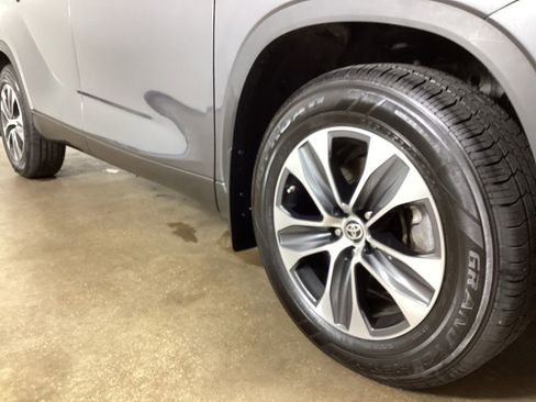 Used 2024 Toyota Highlander XLE AWD/4WD image 6