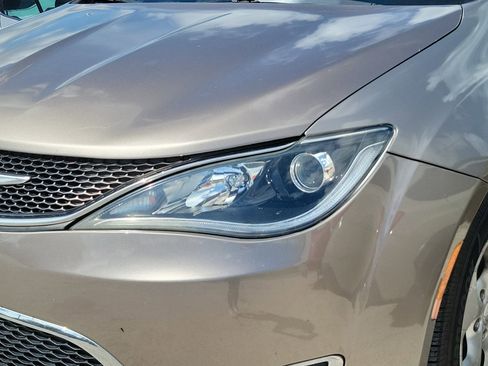 Used 2017 Chrysler Pacifica Touring-L Plus FWD image 4