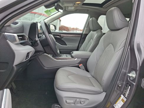 Used 2023 Toyota Highlander Limited image 14