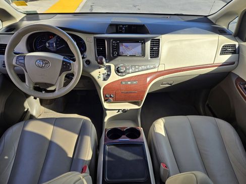 Used 2014 Toyota Sienna XLE image 16