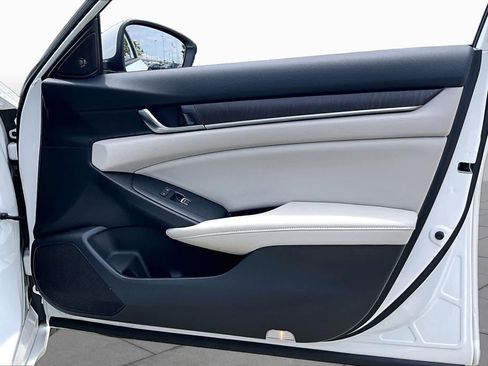 Used 2018 Honda Accord Touring image 21