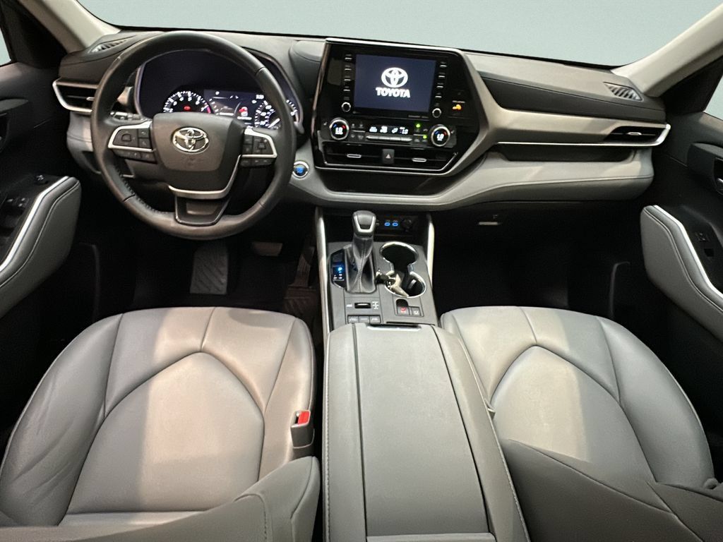 Used 2022 Toyota Highlander XLE AWD/4WD image 25