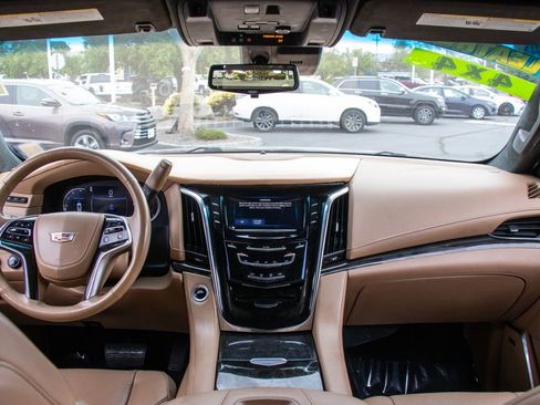 Used 2018 Cadillac Escalade Platinum AWD/4WD image 17