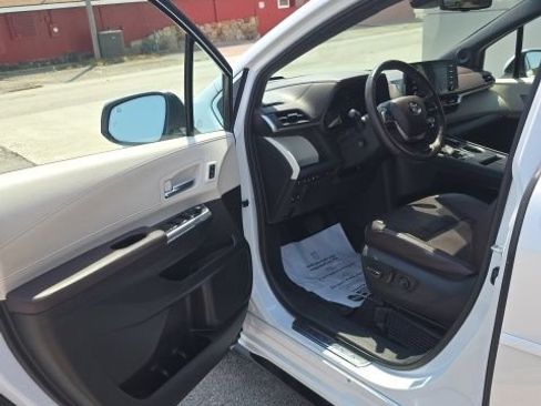 Used 2023 Toyota Sienna Platinum FWD image 9