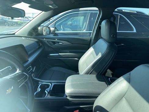 Used 2025 Chevrolet Traverse LT FWD image 7