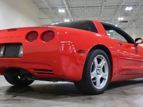 Used 1998 Chevrolet Corvette Coupe w/ Roof Pkg RWD image 35