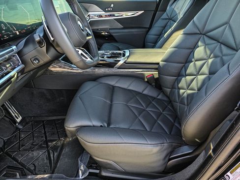 Used 2025 BMW 740i xDrive image 13