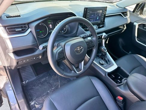 Used 2022 Toyota RAV4 XLE Premium image 9