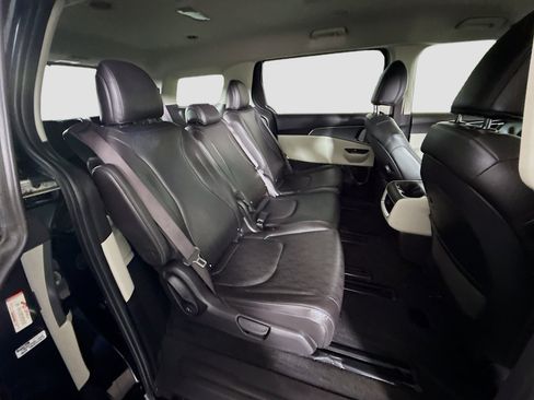 Used 2023 Kia Carnival LX FWD image 26