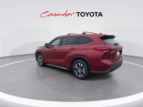 Used 2022 Toyota Highlander XLE image 6