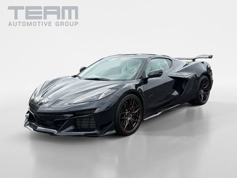 Used 2023 Chevrolet Corvette Z06 w/ Z07 Performance Package RWD image 3