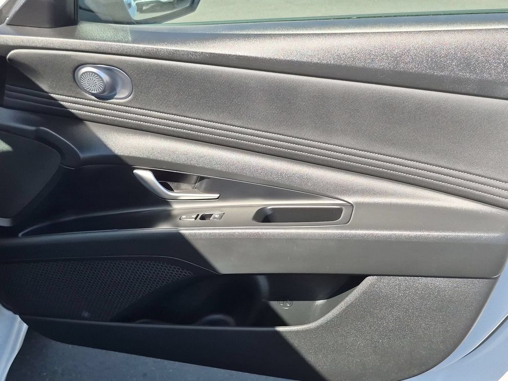 Used 2025 Hyundai Elantra SEL FWD image 33