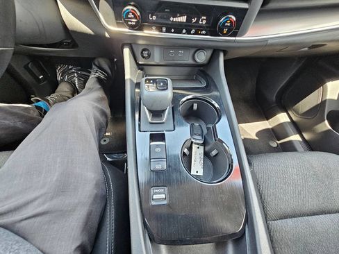 Certified 2025 Nissan Rogue SV FWD image 22