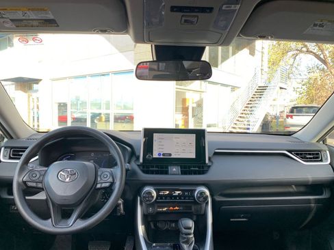 Used 2025 Toyota RAV4 LE image 32