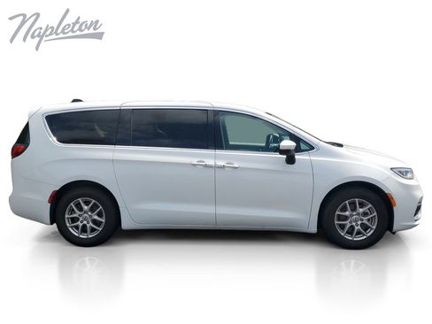 Used 2023 Chrysler Pacifica Touring-L FWD image 7