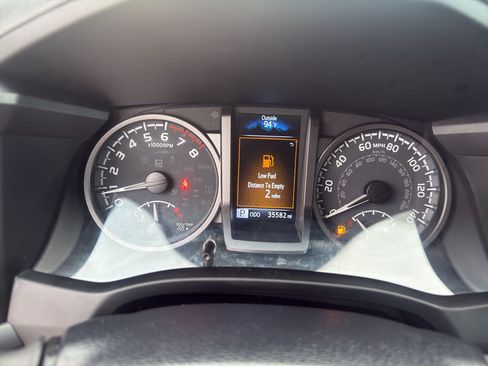 Used 2022 Toyota Tacoma TRD Sport w/ Technology Package RWD image 11