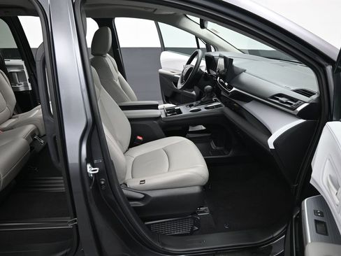 Used 2025 Toyota Sienna LE w/ LE Plus Package image 33