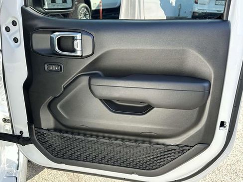 Used 2024 Jeep Gladiator Rubicon w/ Technology Group image 6