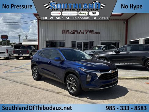 Used 2024 Chevrolet Trax LT w/ Driver Confidence Package FWD image 1