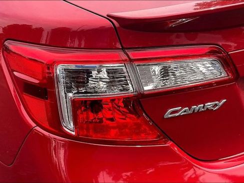 Used 2014 Toyota Camry SE w/ Moonroof Package FWD image 21