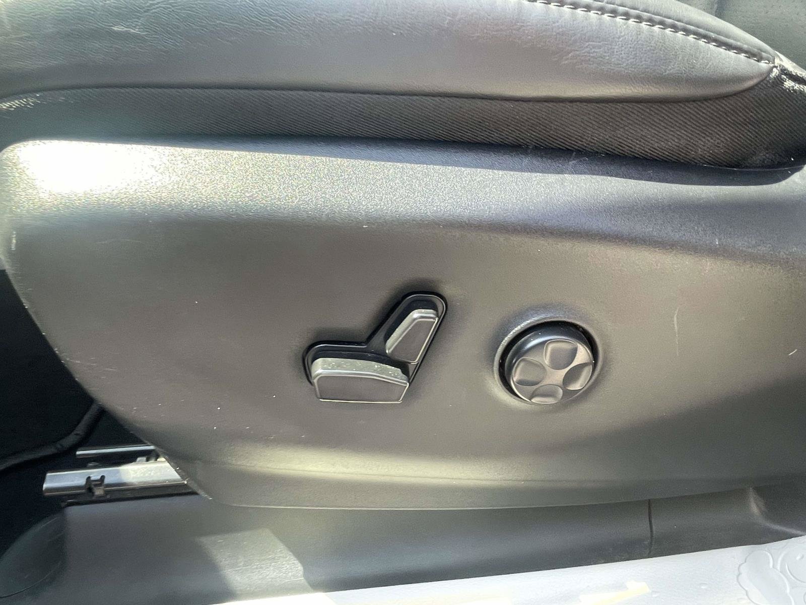 Used 2023 Chrysler Pacifica Touring-L FWD image 13