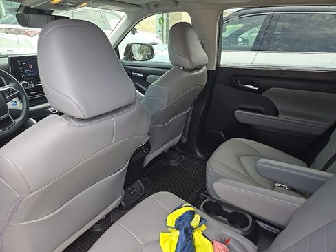 Used 2022 Toyota Highlander XLE FWD image 10