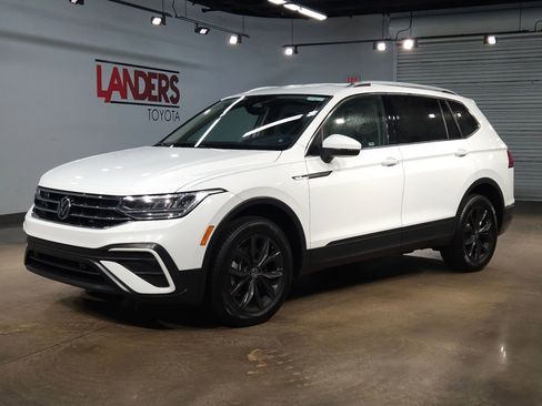 Used 2024 Volkswagen Tiguan SE image 3